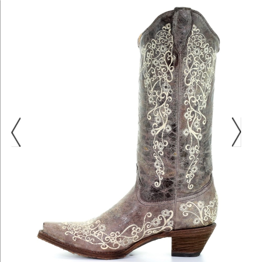 Size 8 CORRAL EMBROIDERY COWGIRL BOOTS - SNIP TOES